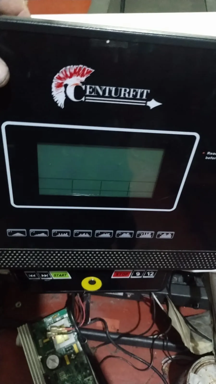 Consola de caminadora Centurfit abierta para revisar su electrónica
