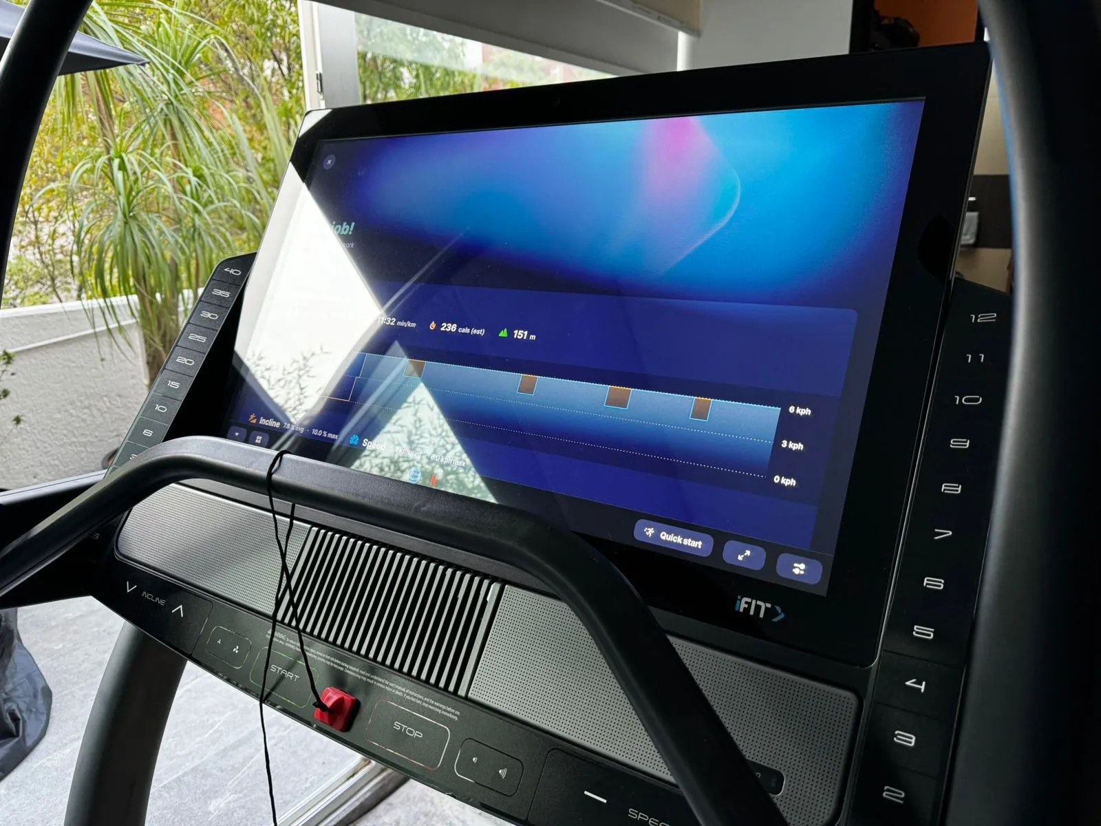 Consola iFIT de caminadora funcionando tras la reparación