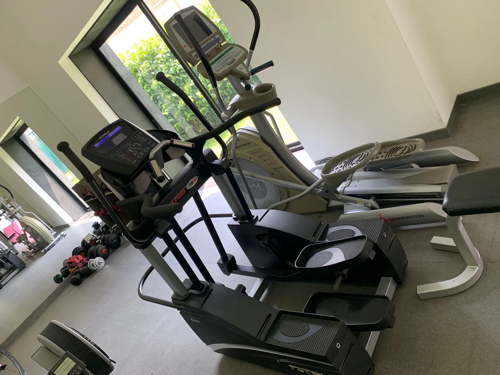Elípticas de gimnasio atendidas en mantenimiento programado
